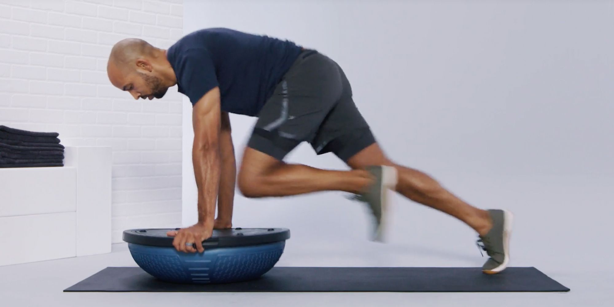 Balance dan Stabilitas: Bagaimana BOSU Ball Meningkatkan Latihan Inti
